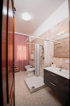 Shower, hair dryer, bidet, towels - Villa Hemingway - Leonardo's House - Garden by the Sea (Ficarazzi)