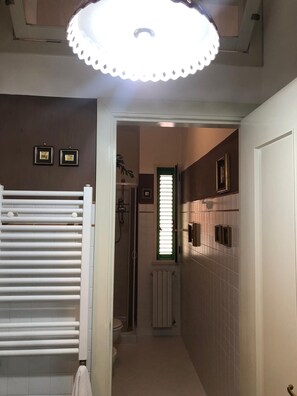 Bidet, asciugamani, sapone, carta igienica