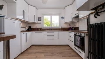 Kühlschrank, Mikrowelle, Ofen, Herdplatte