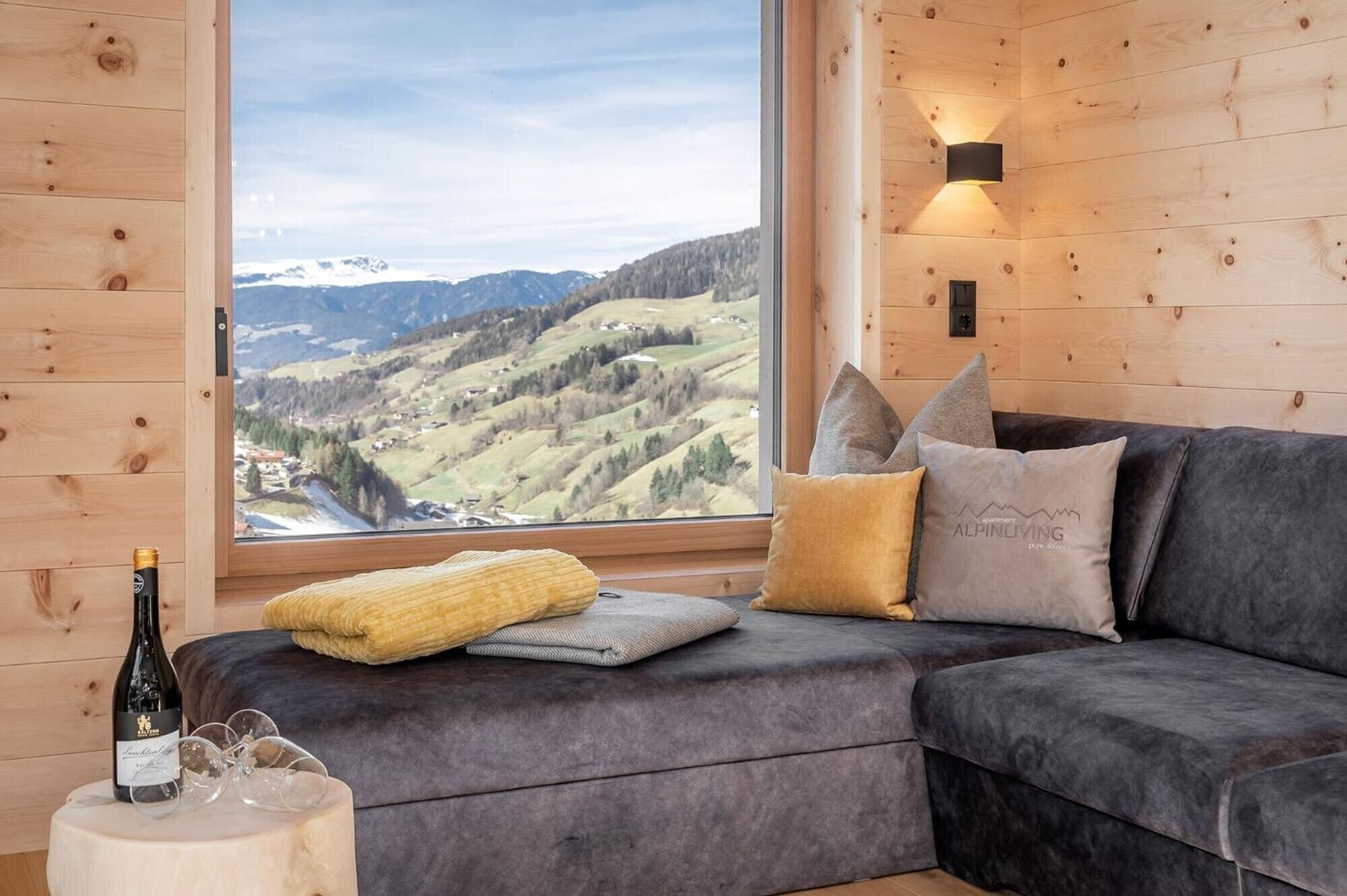 Télévision, cheminée, table de tennis de table