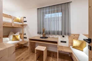 Iron/ironing board, WiFi, bed sheets, wheelchair access