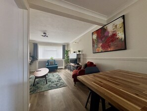 Interior - Spacious 5 bedroom, 2.5 bathroom house in Addlestone (Addlestone)