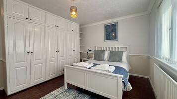 5 bedrooms, iron/ironing board, free WiFi, bed sheets
