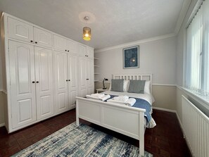 5 bedrooms, iron/ironing board, free WiFi, bed sheets - Spacious 5 bedroom, 2.5 bathroom house in Addlestone (Addlestone)