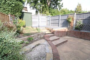 Property grounds - Spacious 5 bedroom, 2.5 bathroom house in Addlestone (Addlestone)