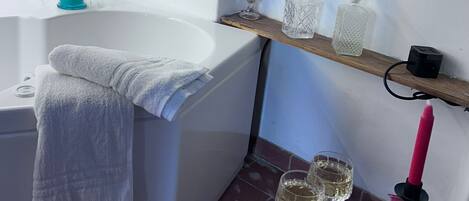 Regadera, tina de hidromasaje, secadora de cabello, bidet