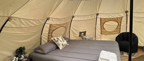 1 dormitorio, tabla de planchar con plancha, Internet y ropa de cama