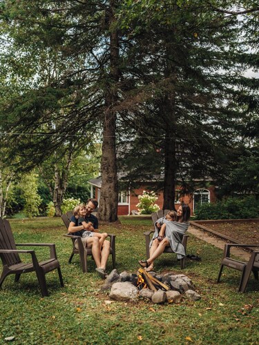 Chalet Alpin | Walk to Lake & Beach | Spa & BBQ