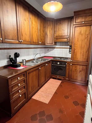 Fridge, microwave, oven, stovetop - 10 minutes from St. Peter's, Entire apartment in quiet and peaceful area. (Roma)