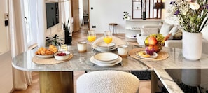 Dining - The Van Gogh Appart • 3'RER • 11'Paris • 23'Disney (Bry-sur-Marne)