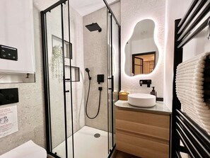 Séchoir à cheveux, serviettes fournies