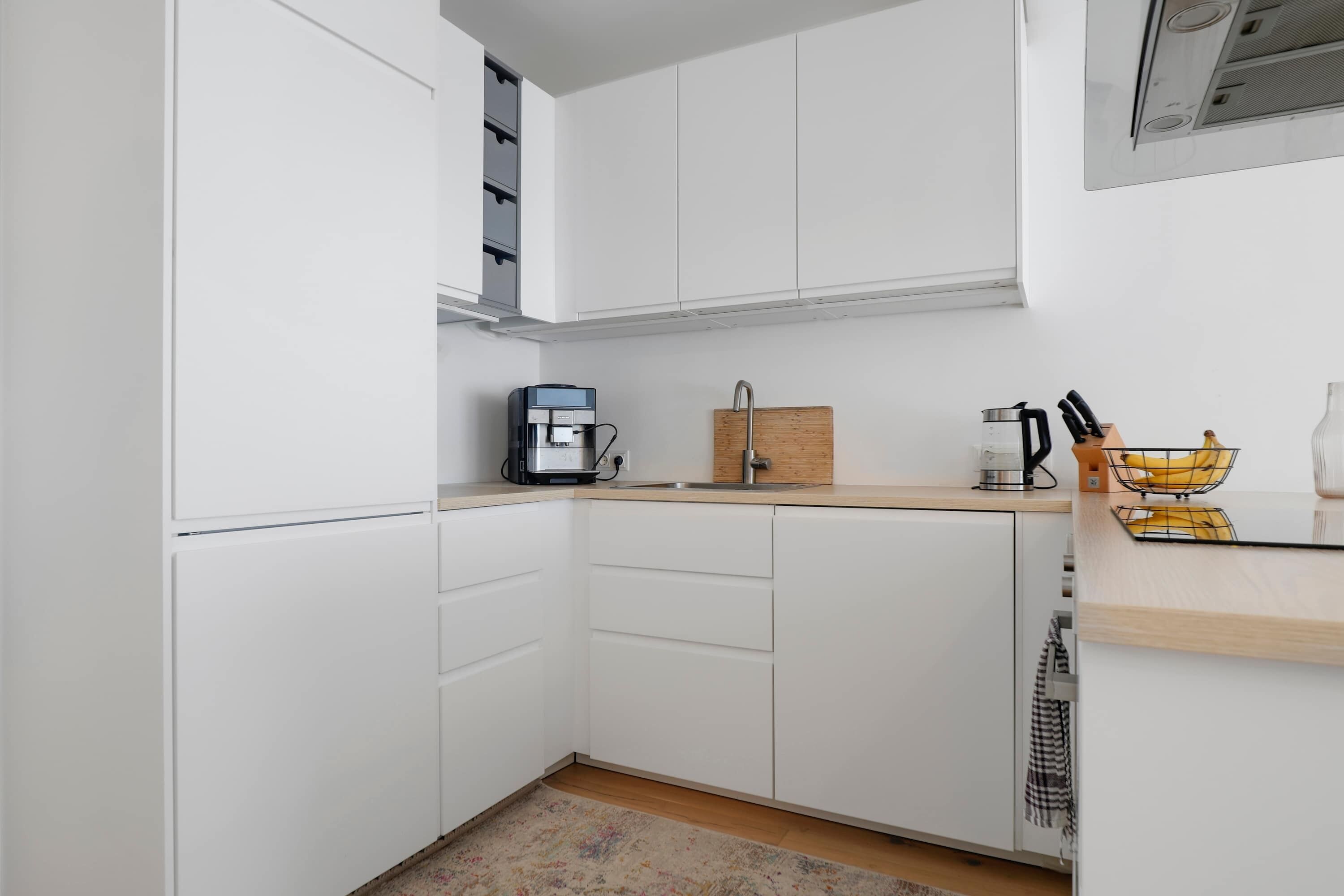Coffee/tea maker, fridge, microwave, oven