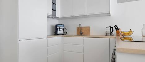 Coffee/tea maker, fridge, microwave, oven