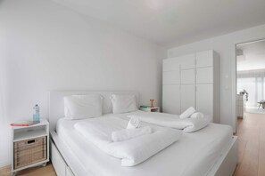 1 makuuhuone, työpöytä, silitysrauta/-lauta, vauvan matkasänky