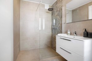 Dusche, Haartrockner, Handtücher