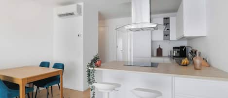 Coffee/tea maker, fridge, microwave, oven