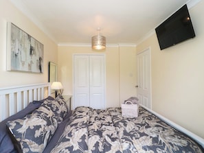 2 Schlafzimmer, individuell dekoriert, individuell eingerichtet