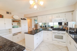 Kühlschrank, Mikrowelle, Ofen, Geschirrspüler