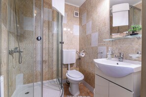 Douche, sèche-cheveux, serviettes fournies, savon