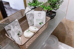 Douche, sèche-cheveux, serviettes fournies, savon
