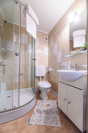 Douche, sèche-cheveux, serviettes fournies, savon