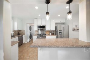 ثلاجة، ميكروويف، فرن، موقد طهي مسطح