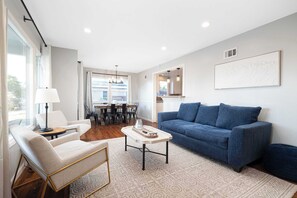 TV, books, offices - Large Backyard w/ Firepit and Grill (San Diego)