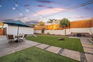 Outdoor dining - Large Backyard w/ Firepit and Grill (San Diego)