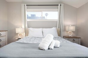 3 عدّة غرف نوم ومكتب ومكواة/لوح كي وسرير سفر