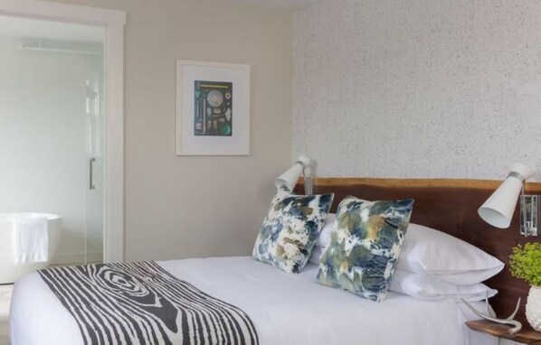 1 habitación, tabla de planchar con plancha, wifi gratis y ropa de cama
