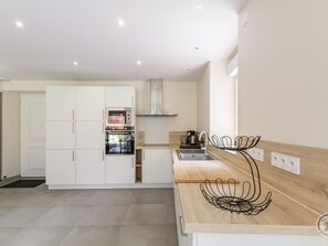 Réfrigérateur, four à micro-ondes, lave-vaisselle