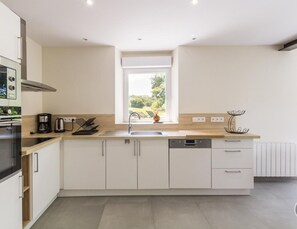 Réfrigérateur, four à micro-ondes, lave-vaisselle