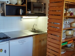 Réfrigérateur, four à micro-ondes, surface de cuisson, lave-vaisselle