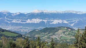 Paesaggio montuoso con una cittadina situata nella valle.