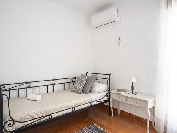 Free WiFi, bed sheets