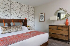 1 bedroom, iron/ironing board, free WiFi, bed sheets - Vermont Escape at Field Guide Lodge – Steps to Main Street & Nature (Stowe)