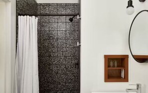 Sèche-cheveux, serviettes fournies