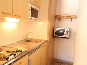 Fridge, microwave, oven, coffee/tea maker