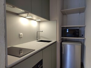 Jääkaappi, mikroaaltouuni, uuni, kahvin-/teenkeitin