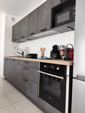 Een microgolfoven, een oven, een kookplaat, een vaatwasser