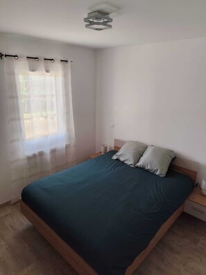 1 slaapkamer, een strijkplank/strijkijzer, internet, beddengoed