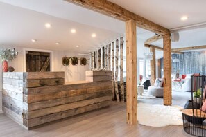 Lobby - Sleek Lodge Stay in Downtown Stowe – Perfect for Outdoor Fun, Food & Relaxation (Stowe)