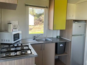 Réfrigérateur, micro-ondes, cafetière/bouilloire