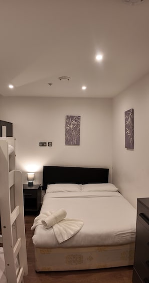 3 chambres, fer et planche à repasser, Wi-Fi, draps fournis
