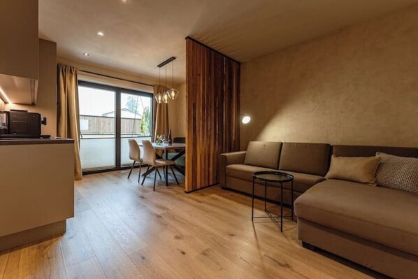 Smart TV, table tennis