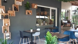 Een modern interieur met houten planken, een raam met uitzicht en zithoekjes.