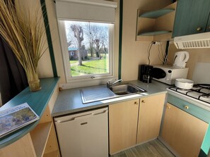 Kühlschrank, Mikrowelle, Wasserkocher mit Kaffee-/Teezubehör