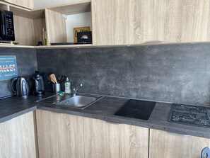 Microwave, oven, dishwasher, coffee/tea maker