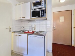 Fridge, microwave, oven, coffee/tea maker