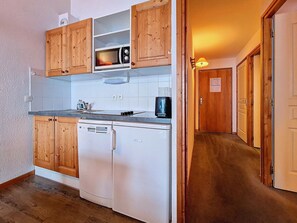 Jääkaappi, mikroaaltouuni, astianpesukone, kahvin-/teenkeitin